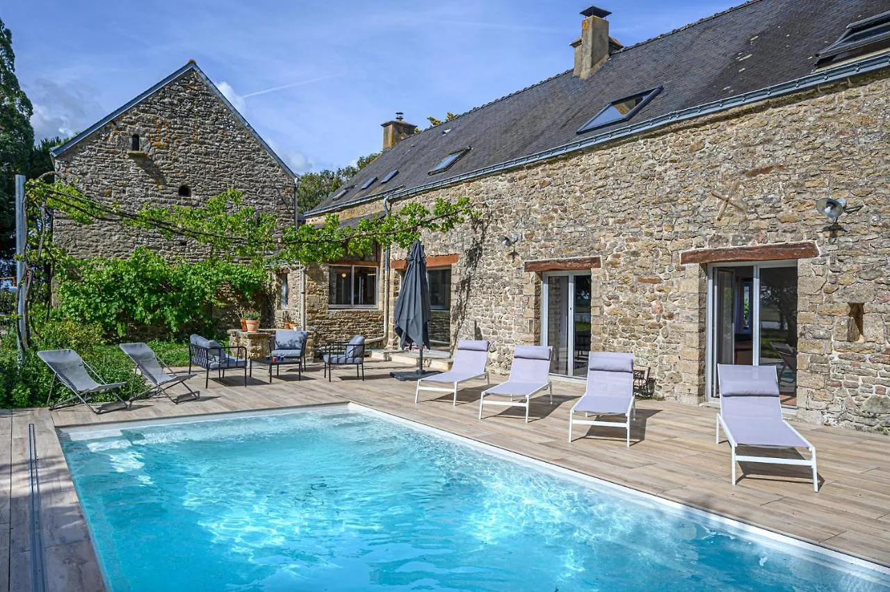 Villa LA CALYPSO - Magnifique longère avec piscine ! à Noyalo Hébergement de vacances