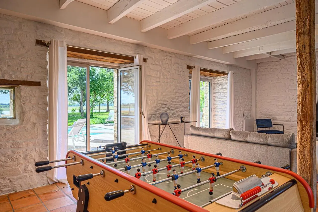 Villa LA CALYPSO - Magnifique longère avec piscine ! à Noyalo 0*,  France
